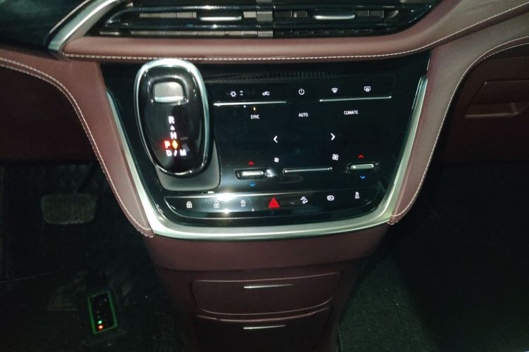 别克GL8 2022款 Avenir艾维亚 七座亲礼版中控内饰18