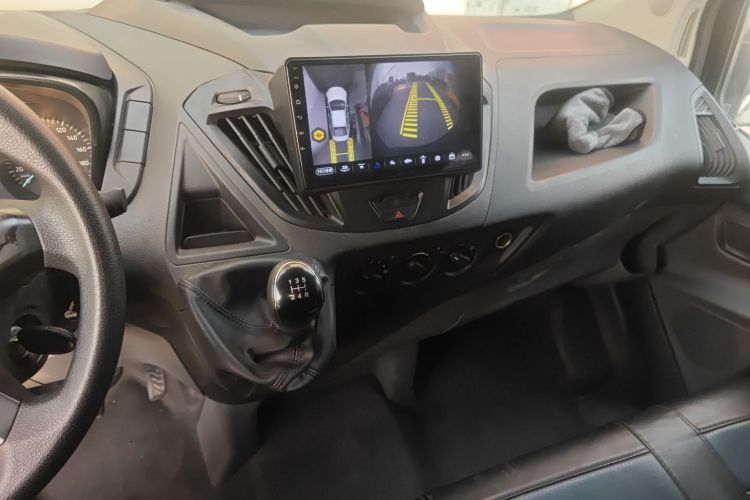 福特 全顺 2019款 2.0T柴油多功能商用车短轴低顶6座国VI中控内饰16