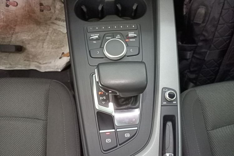 奥迪A4L 2018款 30周年年型 30 TFSI 进取型中控内饰18