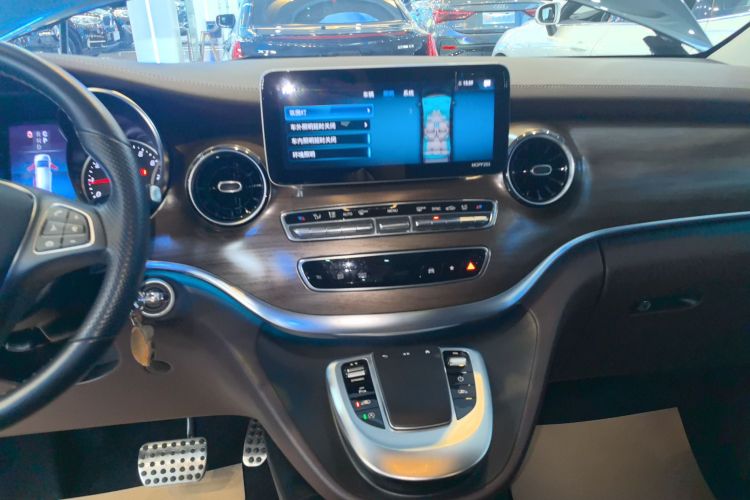 奔驰V级 2021款 V 260 L 长轴距豪华版中控内饰16