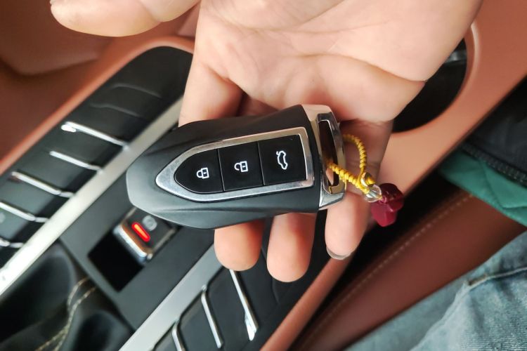 众泰SR9 2017款 2.0T 自动极致之光版中控内饰7001