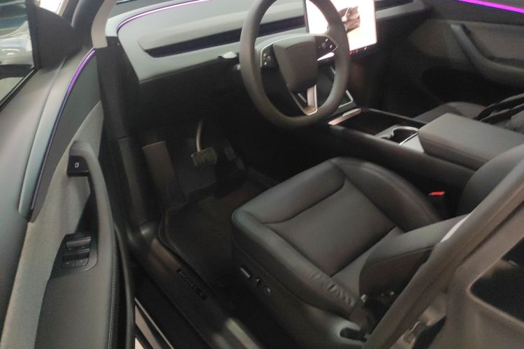 特斯拉 Model Y 2025款 后轮驱动 首发版中控内饰7003