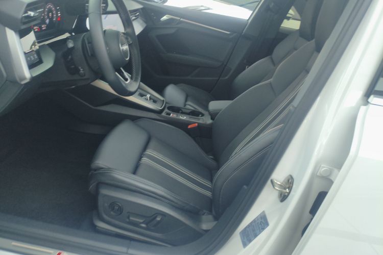 奥迪A3 2023款 A3L Limousine 35 TFSI 时尚运动型中控内饰19