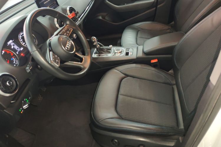 奥迪A3 2018款 30周年年型 Limousine 35 TFSI 时尚型中控内饰19