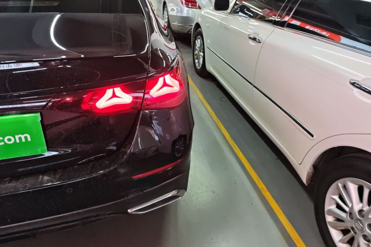 奔驰E级 2024款 改款 E 300 L 时尚运动型车身外观9