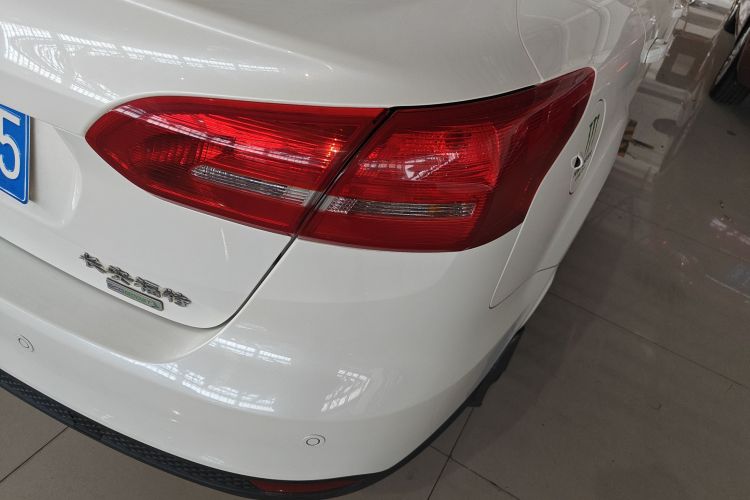 福特 福克斯 2018款 三厢经典 EcoBoost 180 自动精英型车身外观9