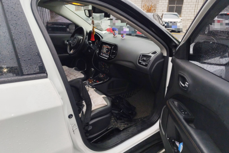 Jeep 指南者 2019款 220T 自动家享炫酷版局部细节9005