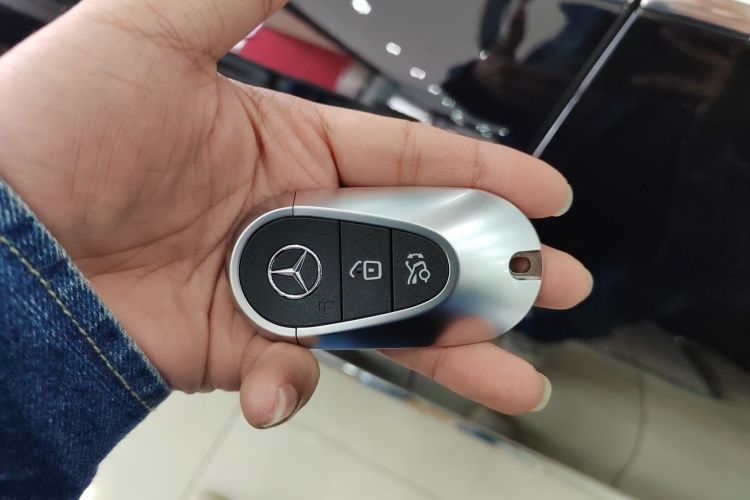 奔驰E级 2025款 改款 E 300 L 时尚型中控内饰11