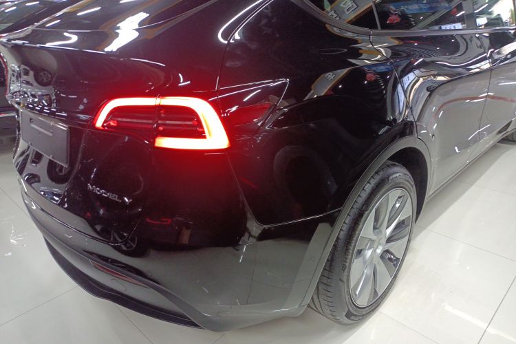 特斯拉 Model Y 2021款 标准续航后驱版车身外观9