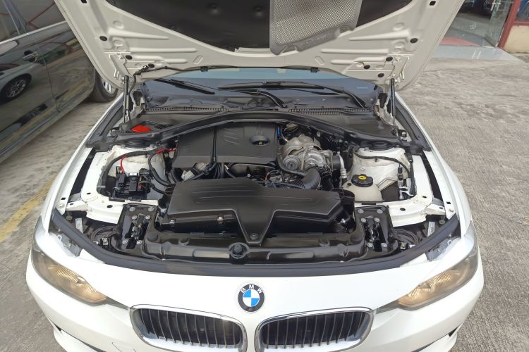 宝马3系 2013款 316i 进取型机舱底盘24