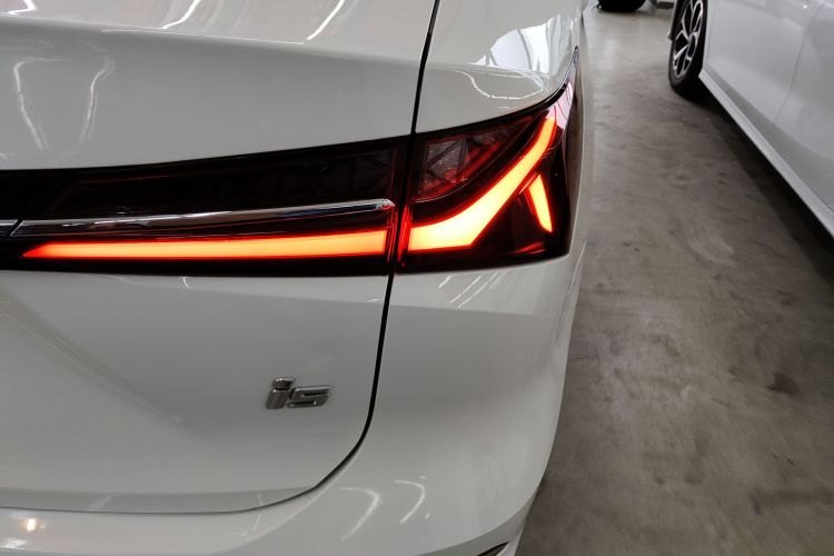 荣威i5 2024款 1.5L CVT尊荣版车身外观9