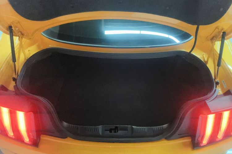 福特 Mustang 2021款 2.3T EcoBoost机舱底盘23