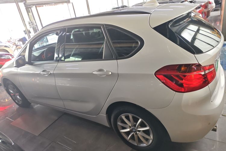 宝马2系旅行车 2016款 218i 时尚型车身外观4