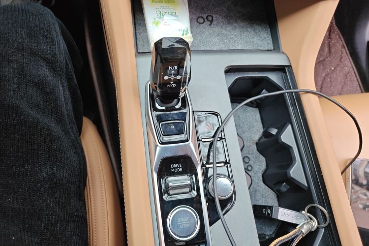 领克09 EM-P 2023款 2.0TD EM-P 远航版PM 六座中控内饰18