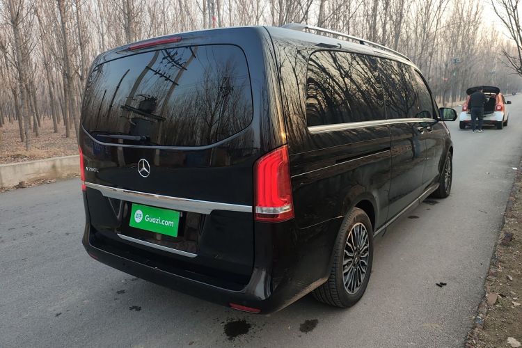 奔驰V级 2017款 V 260 L 尊贵加长版车身外观7