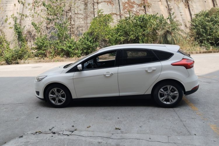 福特 福克斯 2018款 两厢经典 1.6L 自动舒适型智行版车身外观4