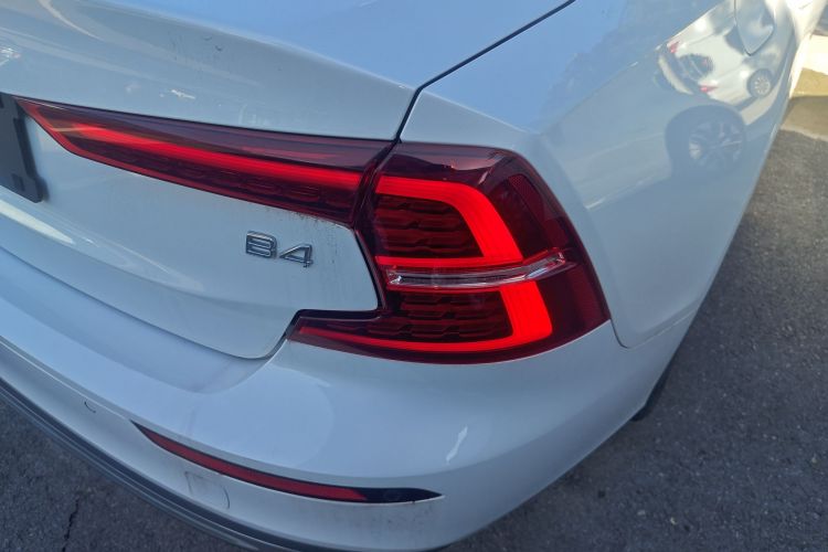 沃尔沃S60 2024款 B4 智远豪华版车身外观9