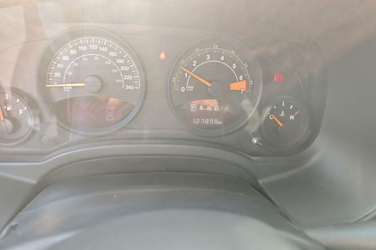 Jeep 自由客 2015款 2.4L 运动版中控内饰15