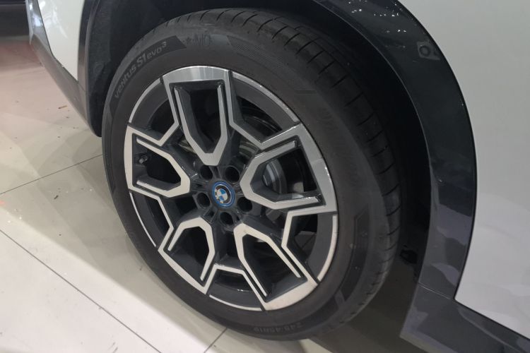 宝马iX1 2023款 xDrive30L X设计套装车身外观6008