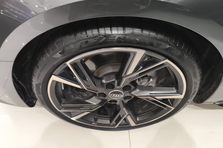 奥迪A4L 2024款 40 TFSI quattro RS套件燃速型车身外观6007