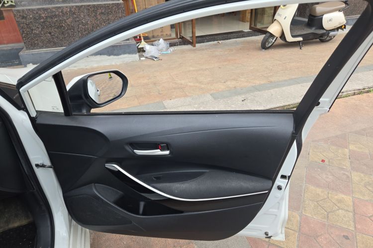 丰田 雷凌 2021款 双擎 1.8H E-CVT进取版中控内饰42