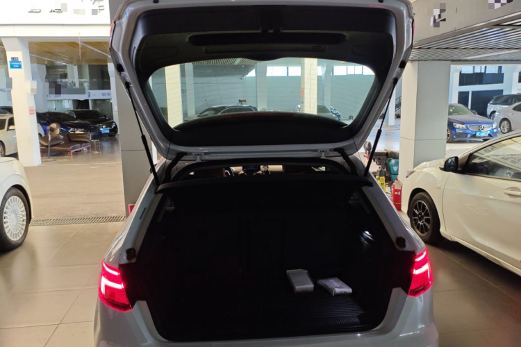 奥迪A3 2018款 30周年年型 Sportback 35 TFSI 进取型机舱底盘23