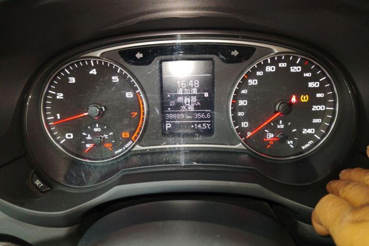 奥迪A1 2016款 30 TFSI Sportback Design风尚版中控内饰14