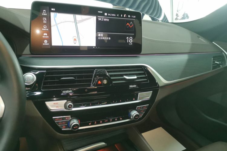 宝马5系 2022款 改款 530Li 领先型 M运动套装中控内饰16