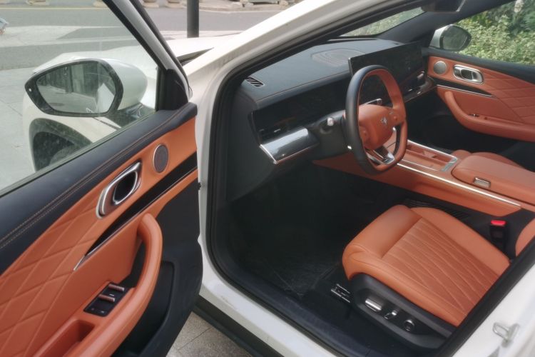 哪吒汽车 哪吒L 2024款 增程 310 闪充红衣版中控内饰7003