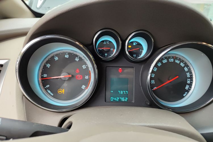 别克 英朗 2013款 GT 1.6L 手动进取版中控内饰14