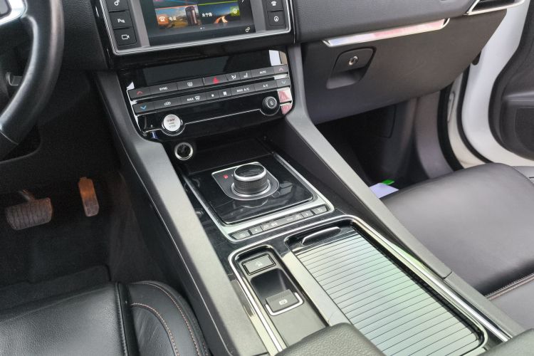 捷豹F-PACE 2018款 2.0T 两驱都市尊享版局部细节18