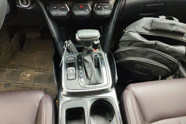 广汽传祺 传祺GS4 2018款 235T 自动两驱精英百万纪念版中控内饰18