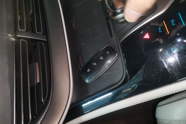 腾势D9 2022款 DM-i 970 四驱旗舰型中控内饰11