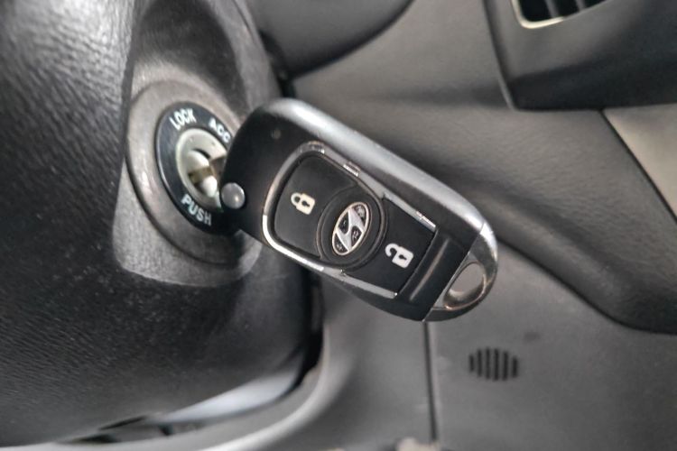 现代 悦动 2015款 1.6L 手动舒适型中控内饰11