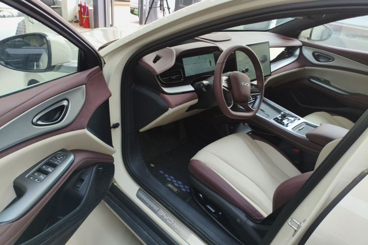 比亚迪 海豹07 DM-i 2025款 智驾版 DM-i 1.5L 125km 尊贵型中控内饰7003