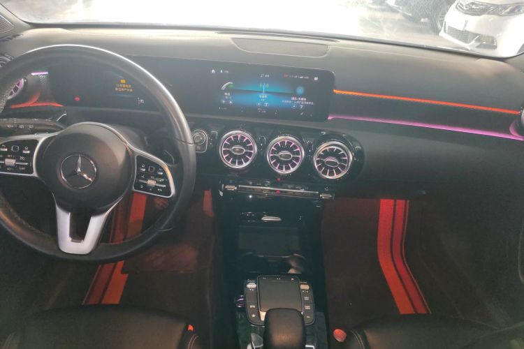 奔驰A级(进口) 2021款 A 200 动感型中控内饰16