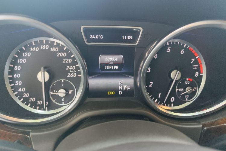 奔驰M级 2014款 ML 400 4MATIC动感型中控内饰14