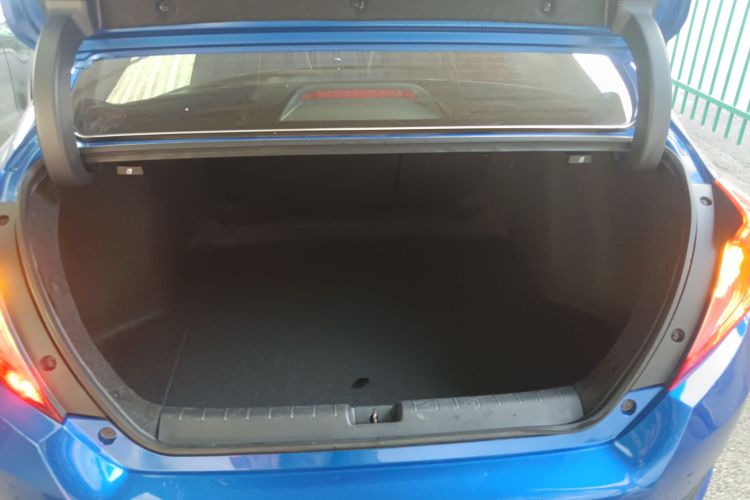 本田 思域 2019款 220TURBO 手动劲控版 国VI机舱底盘23