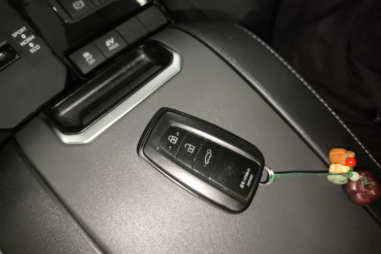 丰田 汉兰达 2023款 2.5L智能电混双擎两驱尊贵版 7座中控内饰11