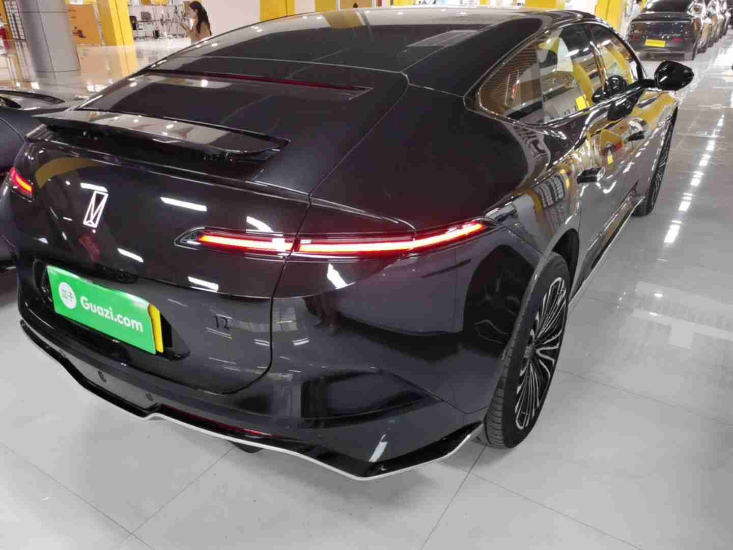 车辆右后45度外观展示
