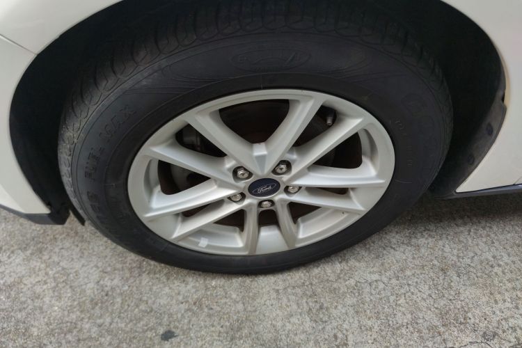 福特 福克斯 2018款 三厢经典 1.6L 自动风尚型智行版车身外观35