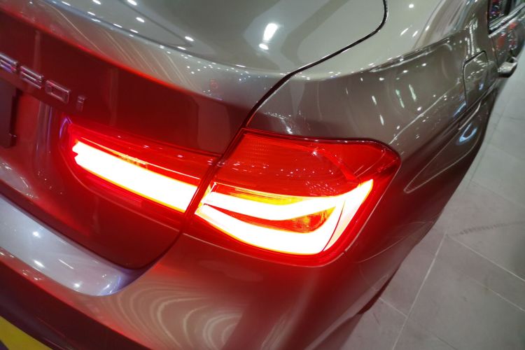 宝马3系 2018款 320i M运动套装车身外观9