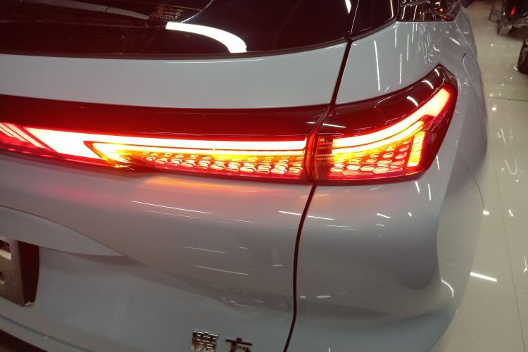 北京汽车 魔方 2023款 1.5T DCT青春版车身外观9