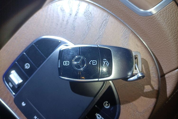 奔驰E级 2023款 改款 E 300 L 时尚型中控内饰7001