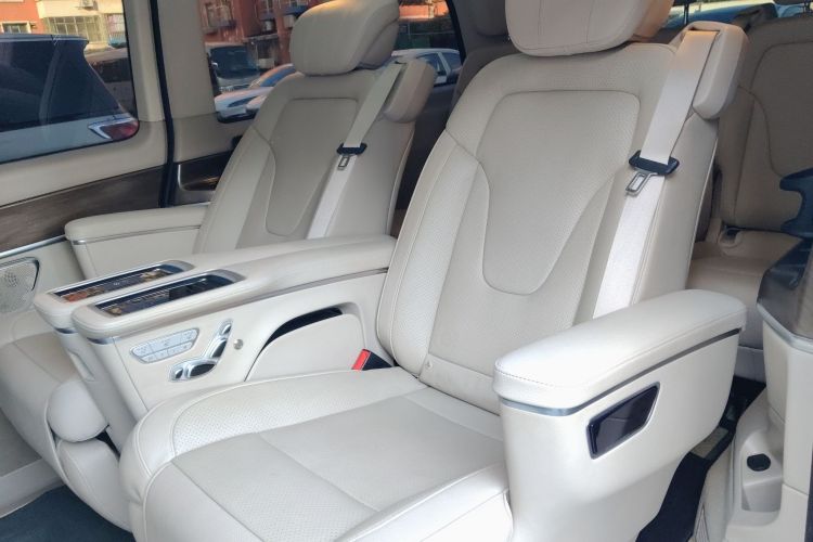 奔驰V级 2021款 V 260 L 长轴距尊贵版中控内饰21