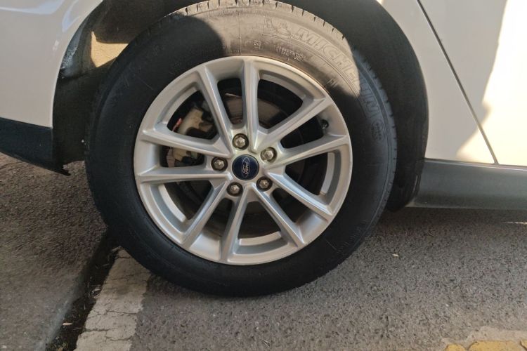 福特 福克斯 2018款 两厢经典 1.6L 自动风尚型智行版车身外观6008