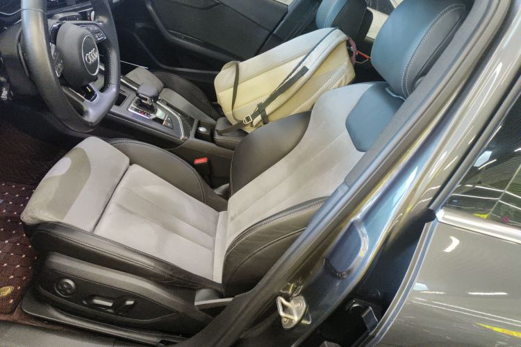 奥迪A4L 2020款 45 TFSI quattro 臻选动感型中控内饰19