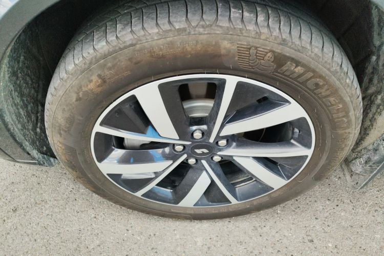 理想汽车 理想L8 2023款 Air车身外观35