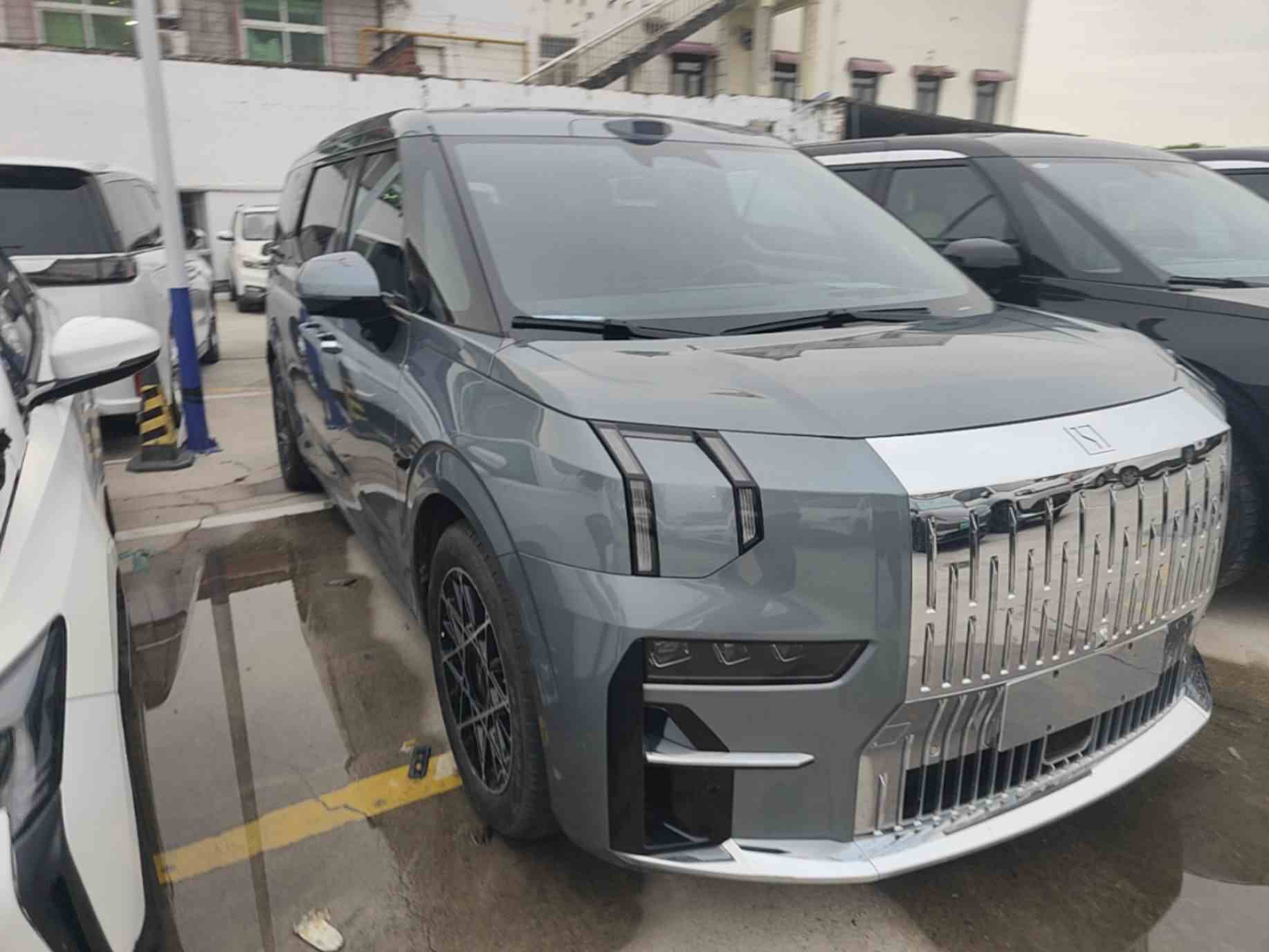 极氪009 2024款 七座过道版四驱 108kWh(5)