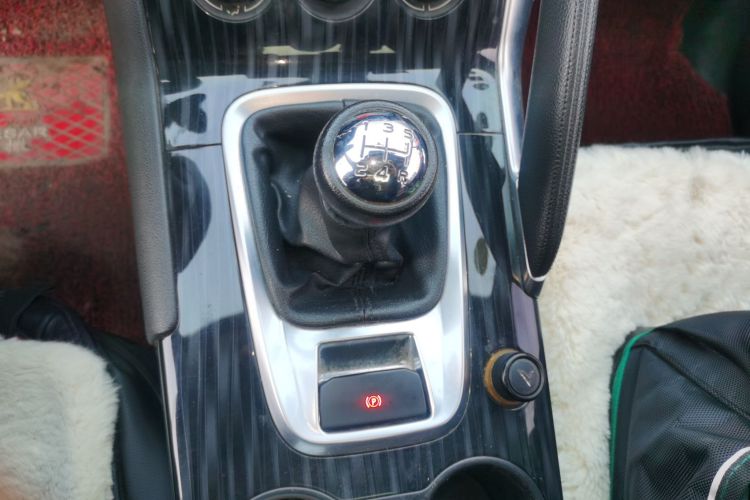 标致3008 2015款 2.0L 手动经典版中控内饰18